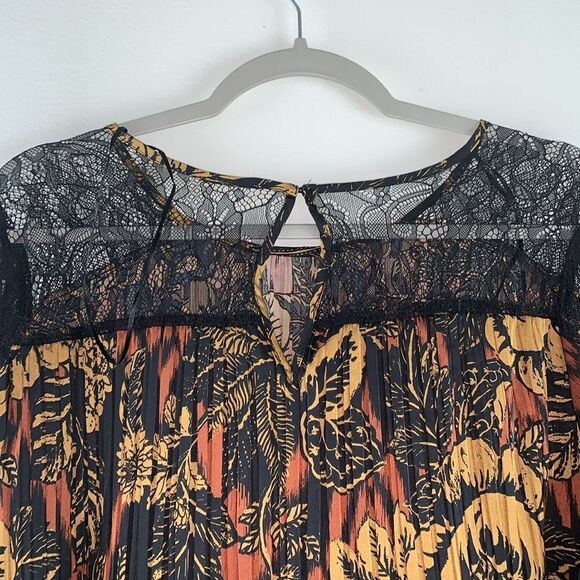 SUNNY LEIGH PLUS PLEATED TOP WITH LACE SHOULDER, Burgundy,2x,NWT - Picture 5 of 7